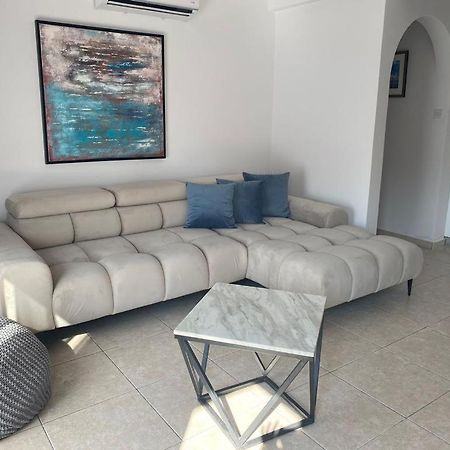 Central Pool-Side 2 Bedroom Apartment In Paphos Kültér fotó