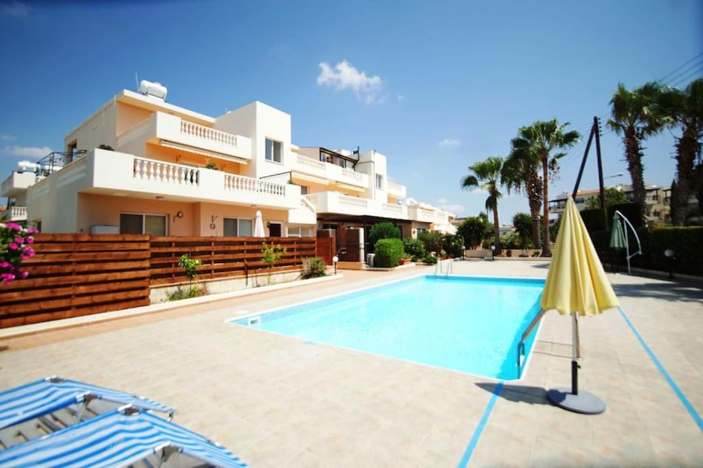 Central Pool-Side 2 Bedroom Apartment In Paphos Kültér fotó