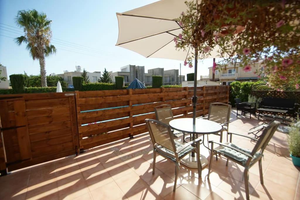 Central Pool-Side 2 Bedroom Apartment In Paphos Kültér fotó
