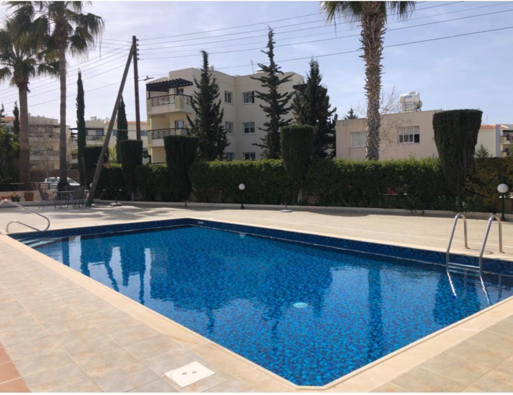 Central Pool-Side 2 Bedroom Apartment In Paphos Kültér fotó
