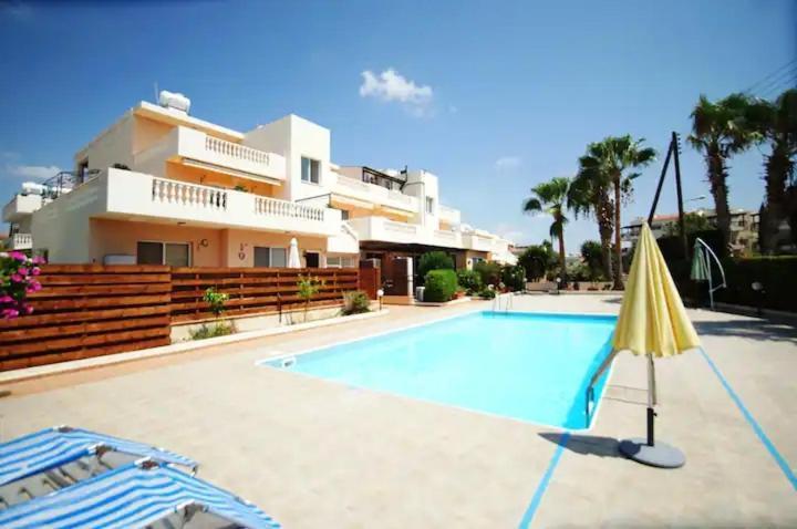 Central Pool-Side 2 Bedroom Apartment In Paphos Kültér fotó