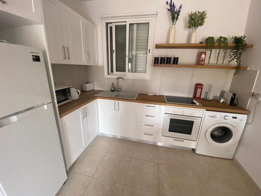 Central Pool-Side 2 Bedroom Apartment In Paphos Kültér fotó