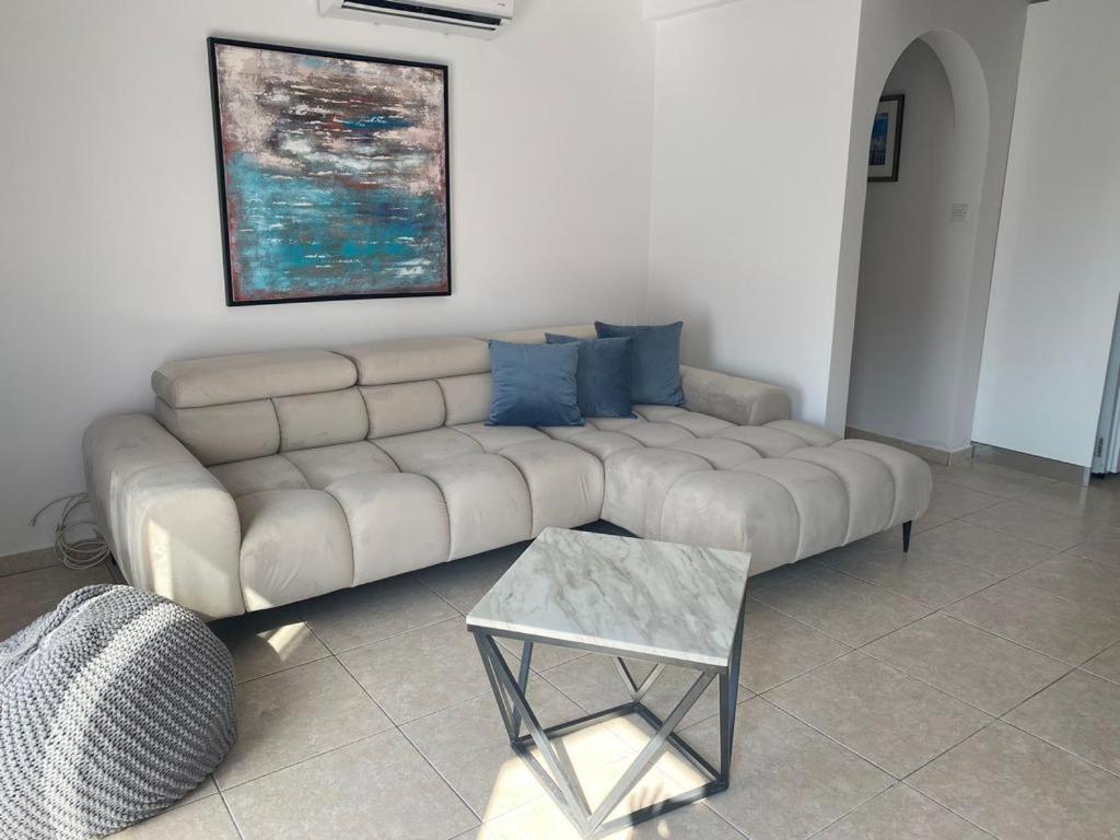 Central Pool-Side 2 Bedroom Apartment In Paphos Kültér fotó